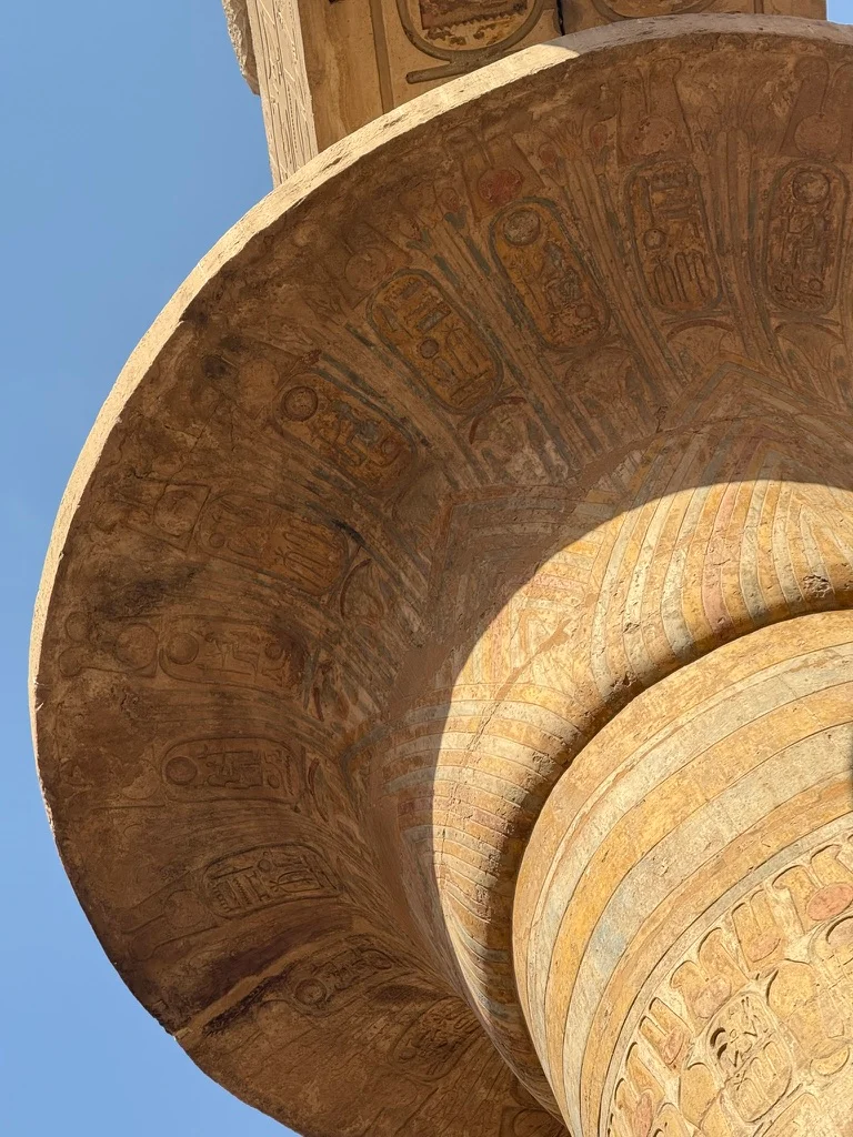 Détail d'une colonne ornée de hiéroglyphes du temple de Karnak