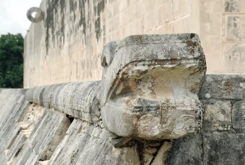 Terrain du jeu de paume au Chichen Itza au Mexique