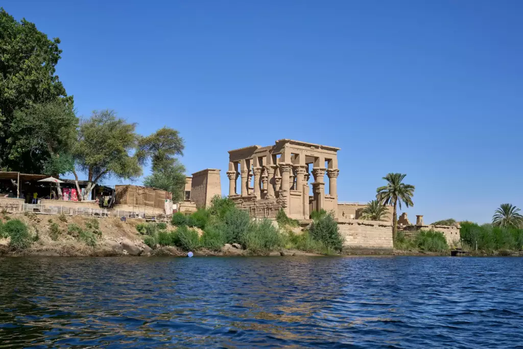 Temple de Philae visible depuis le Nil