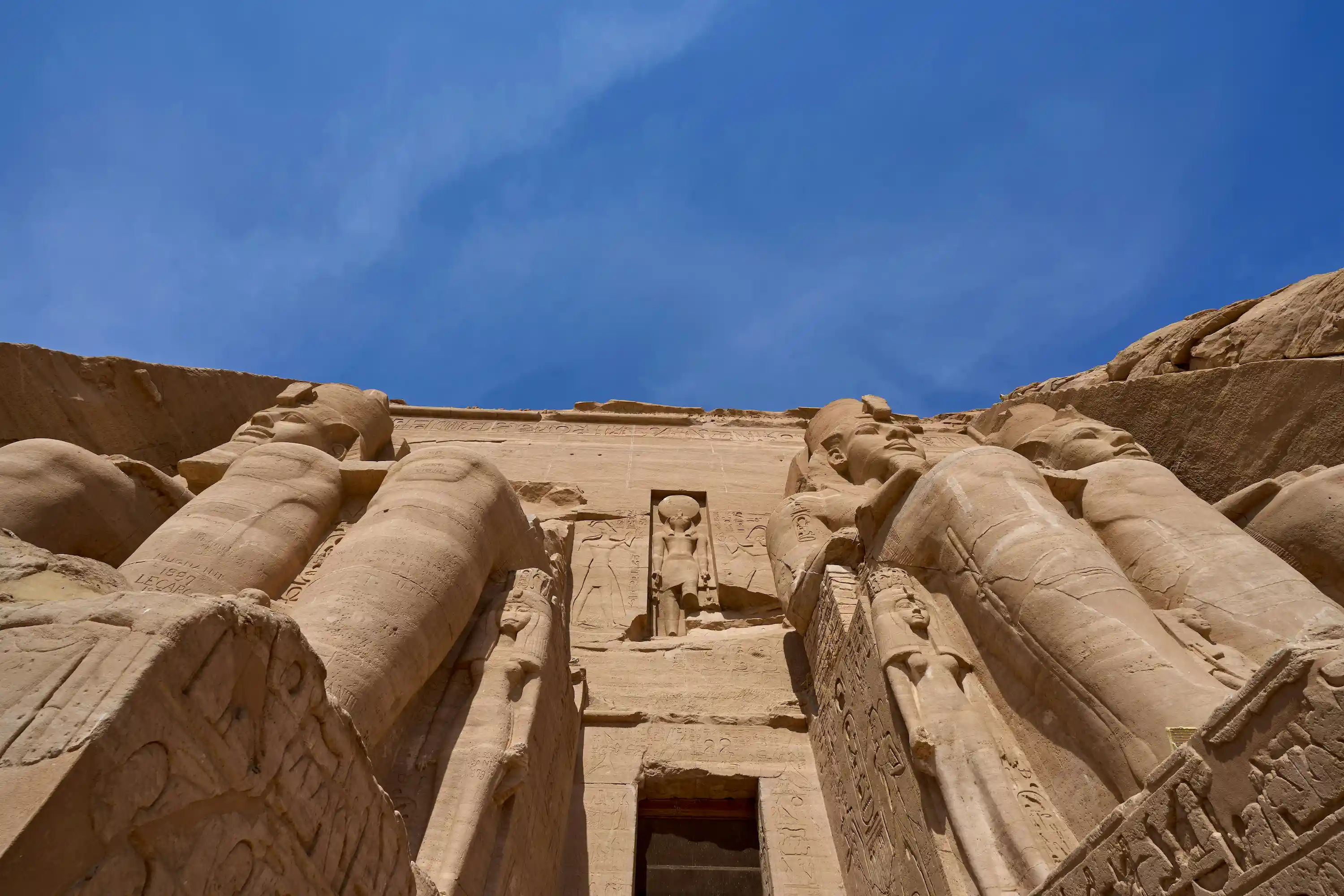 Temple Abou Simbel vu d'en bas permettant de se rendre compte de la hauteur immense de ce temple.