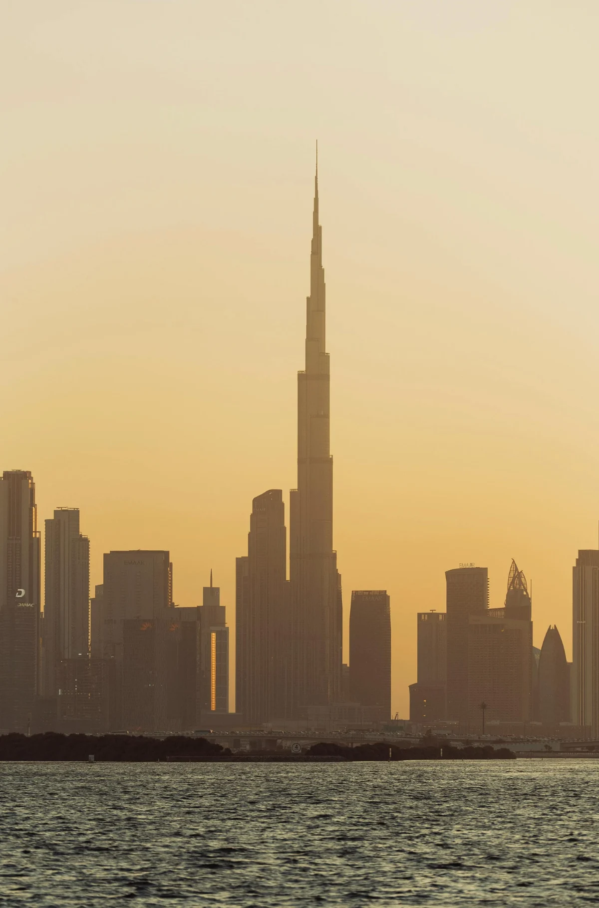 tour de dubai dans tempête sable