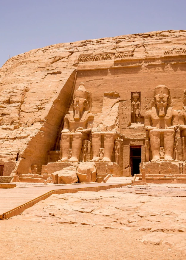 Temple d'abou Simbel tronant dans le désert Egypte