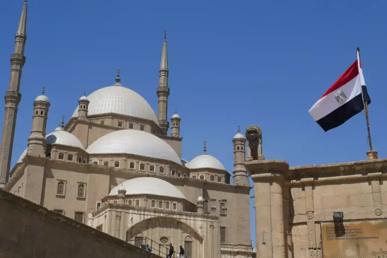 Mosquée avec le drapeau égyptien flottant