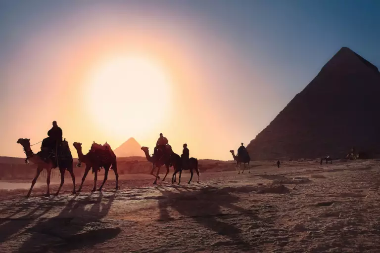 Coucher de soleil au pied des pyramides en egypte