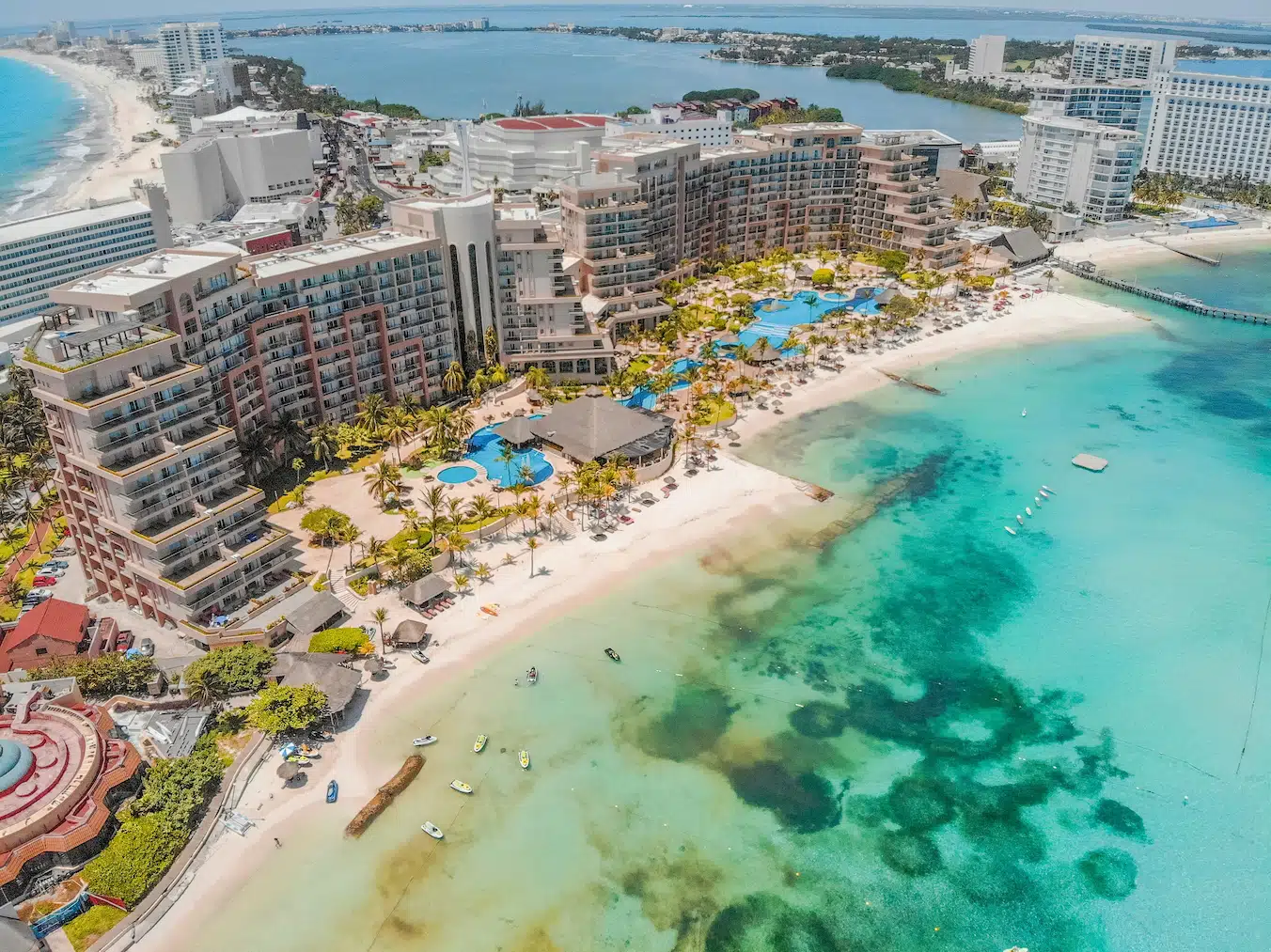 Enorme complexe hotelier de Cancun face a la mer des Caraïbes