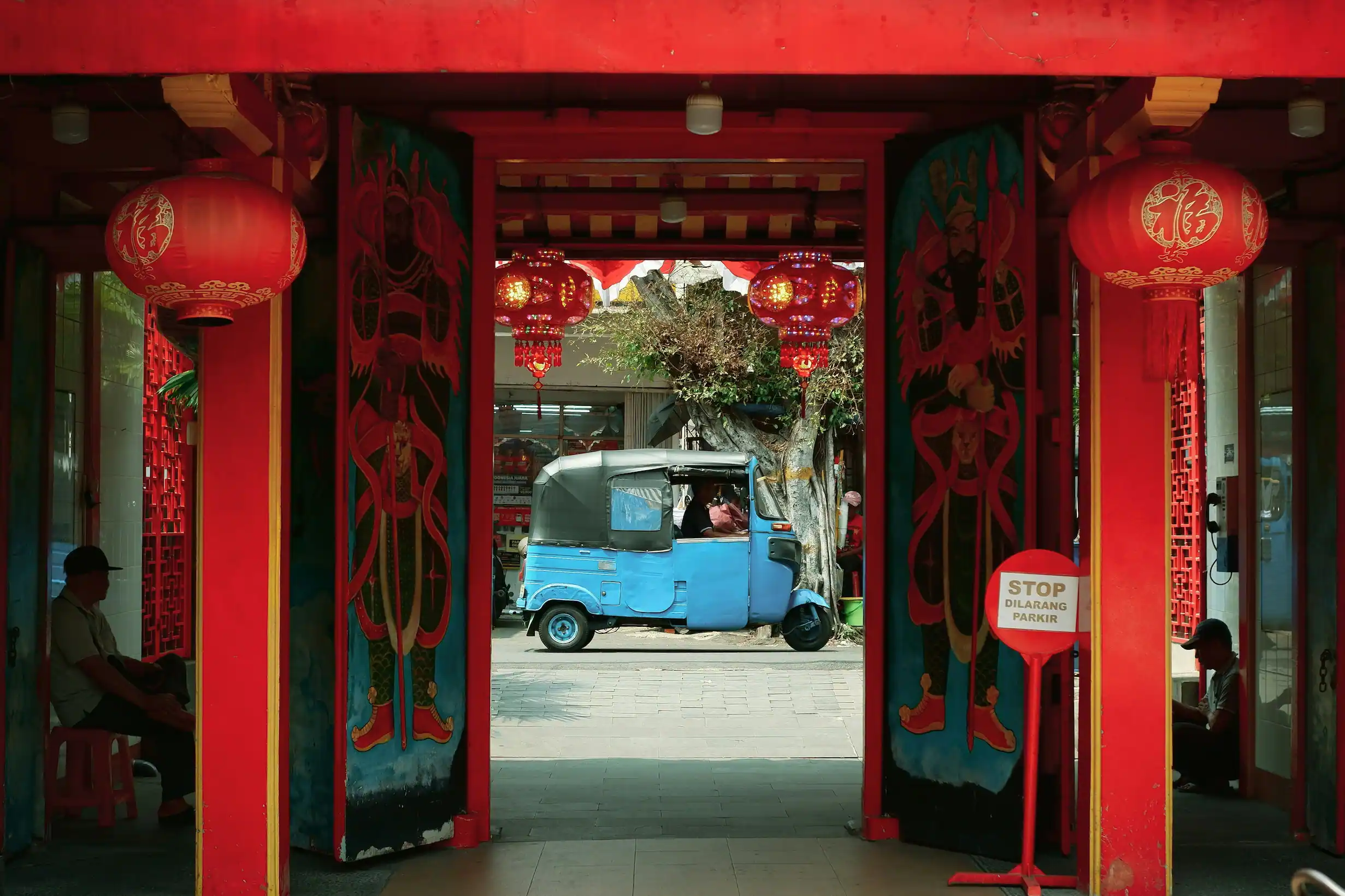 Portes chinoises donnant sur une moto-taxi à Jakarta dans le quartier de Glodok