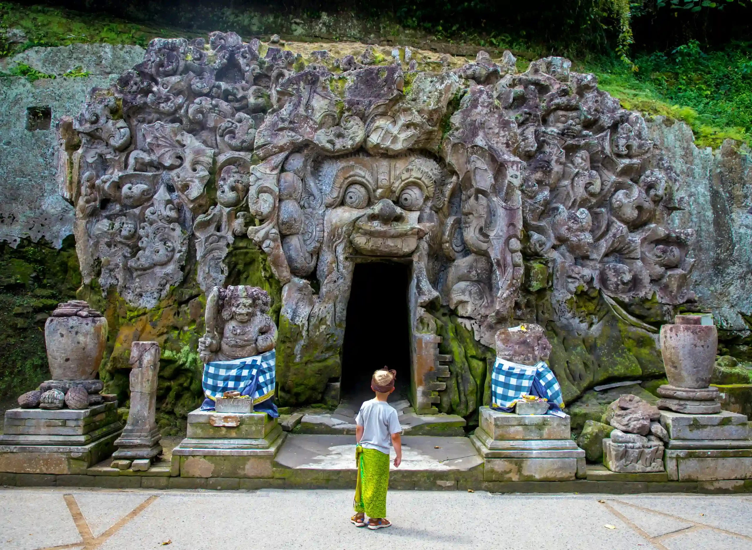 Enfant devant la grotte de Goa Gajah à Bali