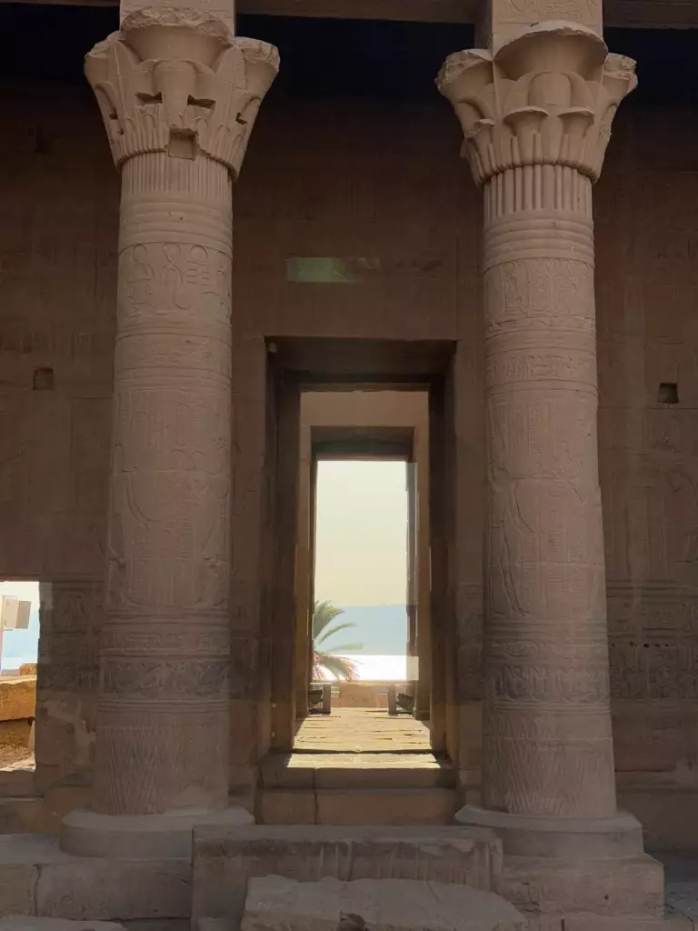 Grande entrée donnant sur l'eau au temple de Philae