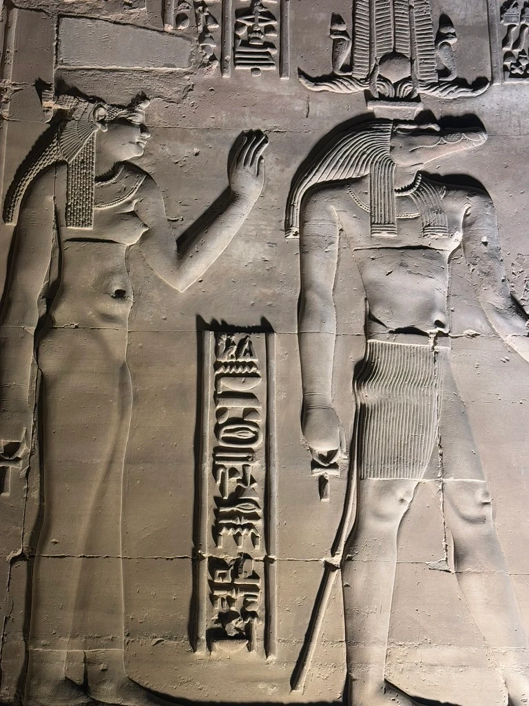 Immense gravure sur les murs du temple de Kom Ombo avec le dieu Sobek, tête de crocodile