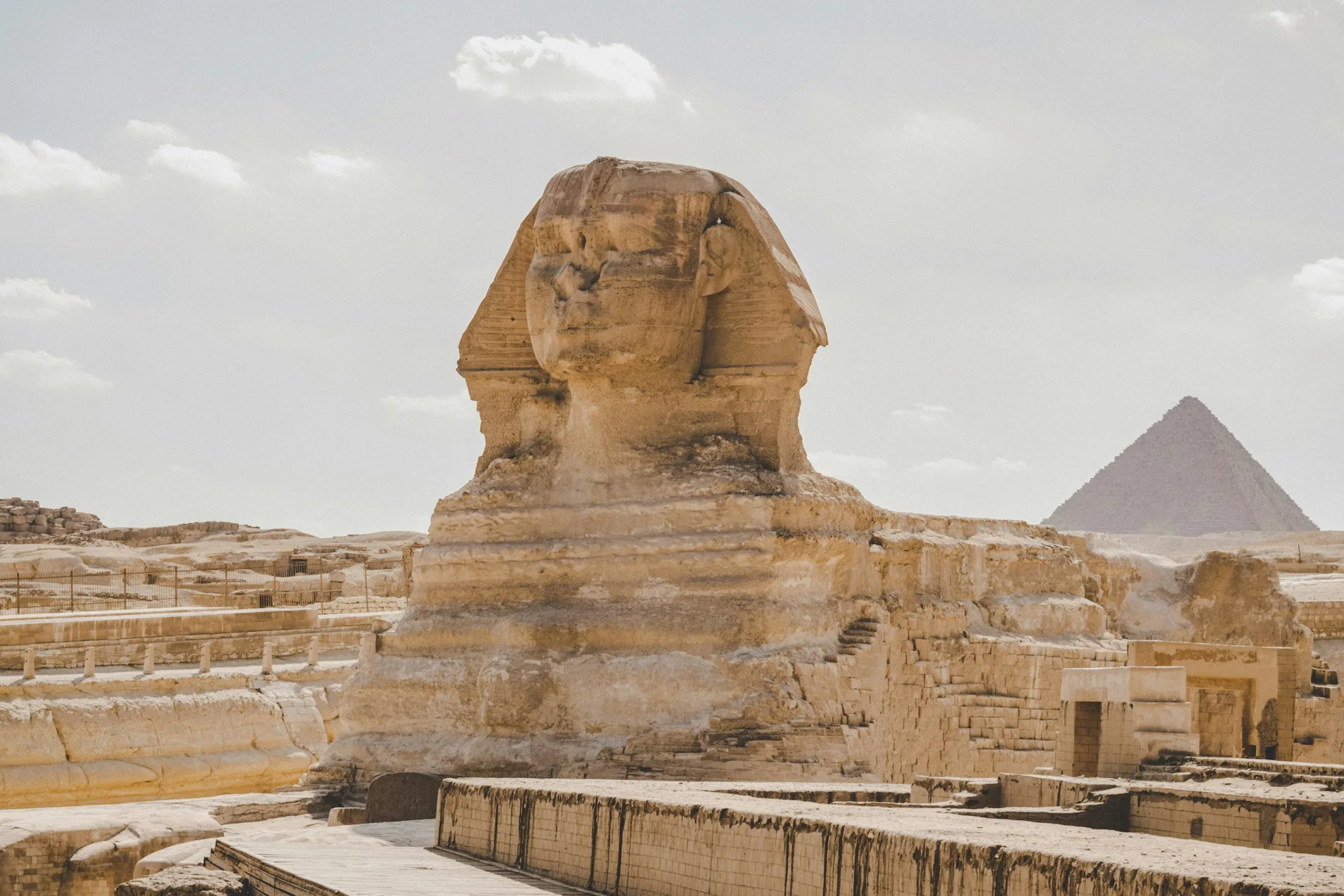 Sphinx de Gizeh devant une pyramide en fond