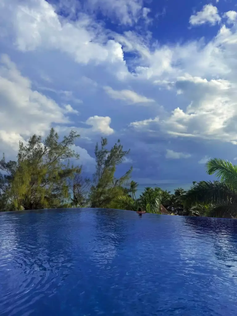 Piscine à débordement face à la mer de Playa del Carmen
