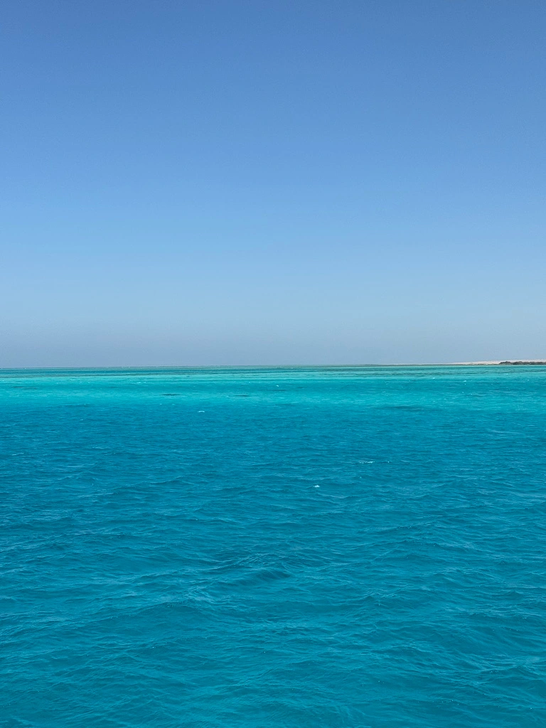 Mer Rouge avec des reliefs turquoise différents