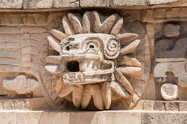 Tête de serpents à plumes sur le temple de Téotihuacàn