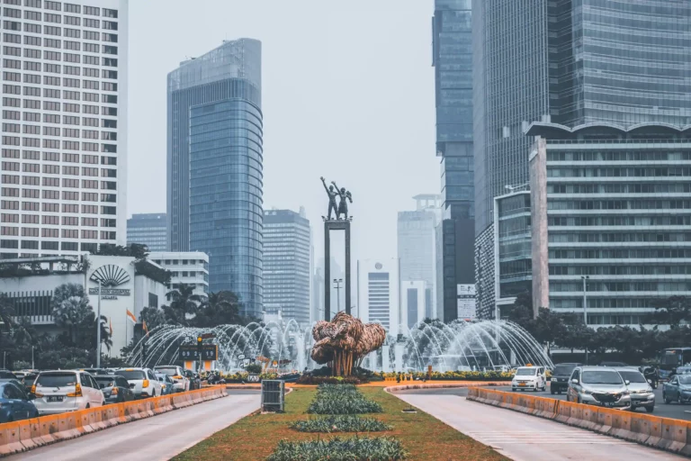 Statue de l'indépendance au centre de la place et au milieu des gratte-ciel de Jakarta
