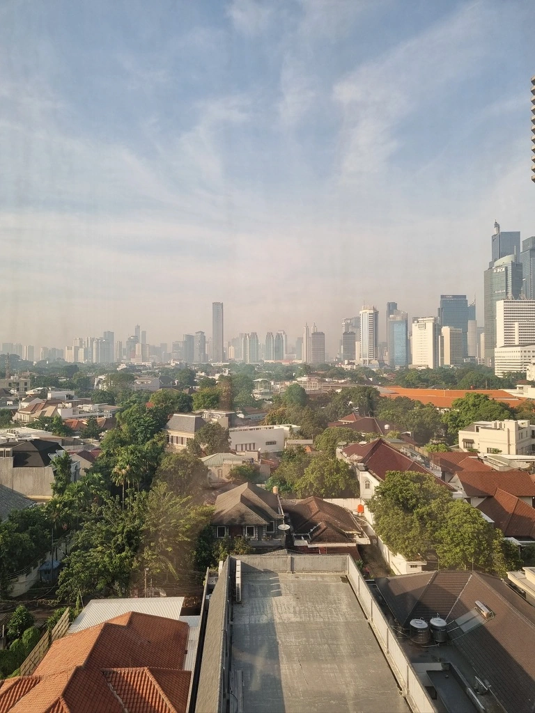 Vue sur les grattes-ciel de Jakarta, ciel bleu et nuage de pollution