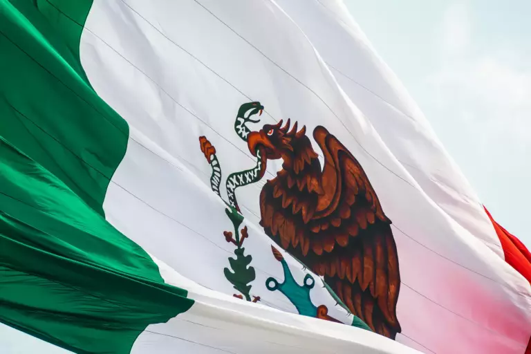 Drapeau du Mexique volant au vent