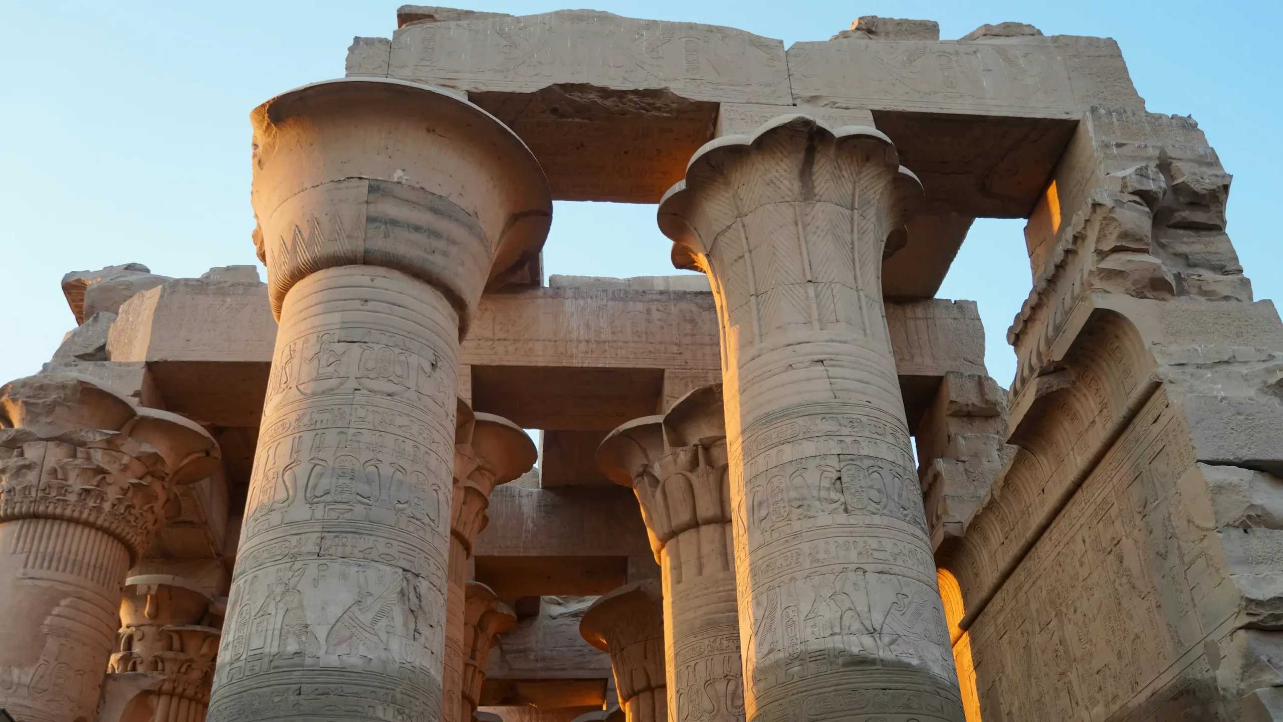 Immenses colonnes du temples Kom Ombo en Egypte
