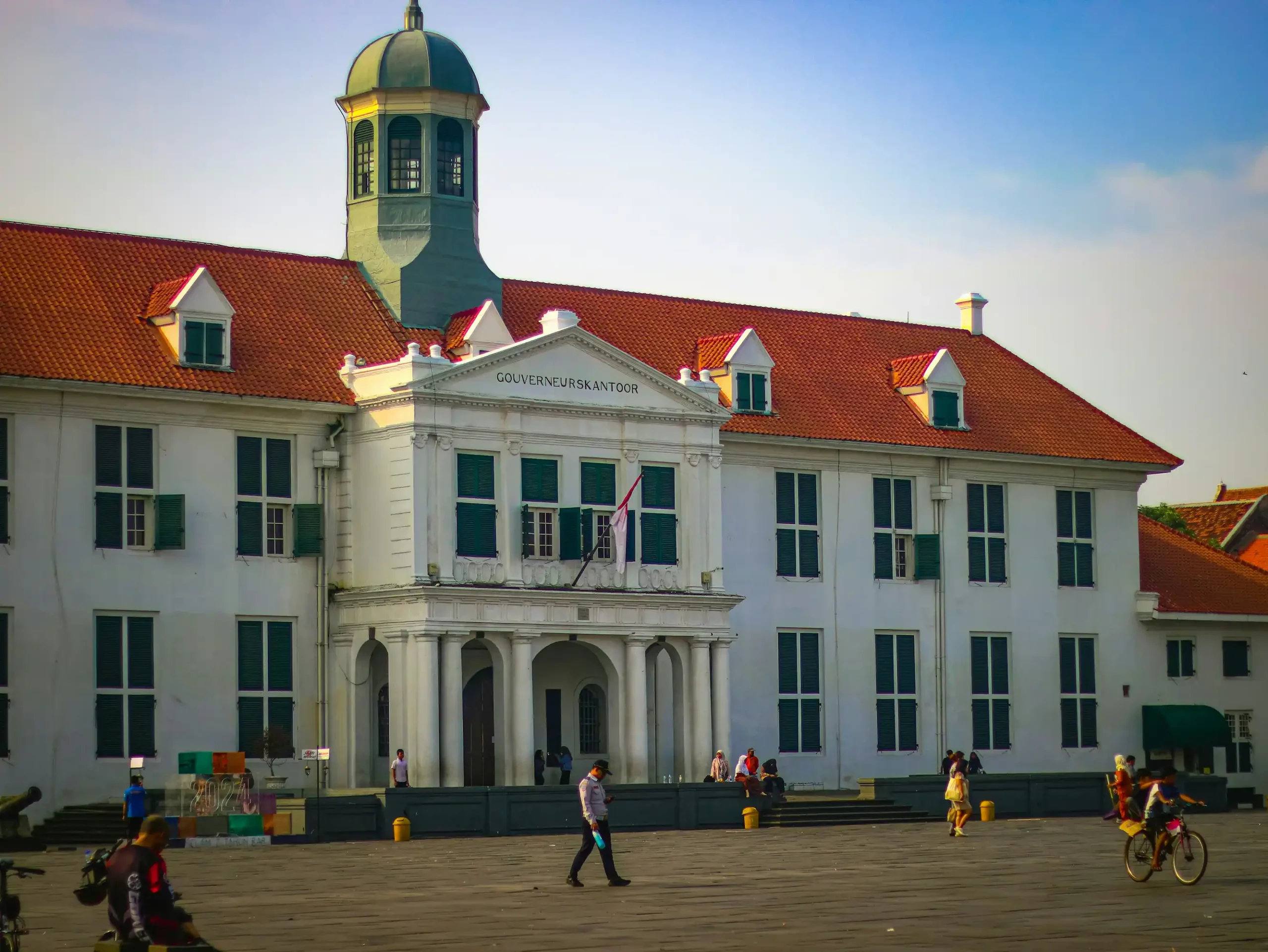 Bâtiment colonial hollandais au sein du quartier Kota Tua à Jakarta. Toit en briques rouges et façades blanches