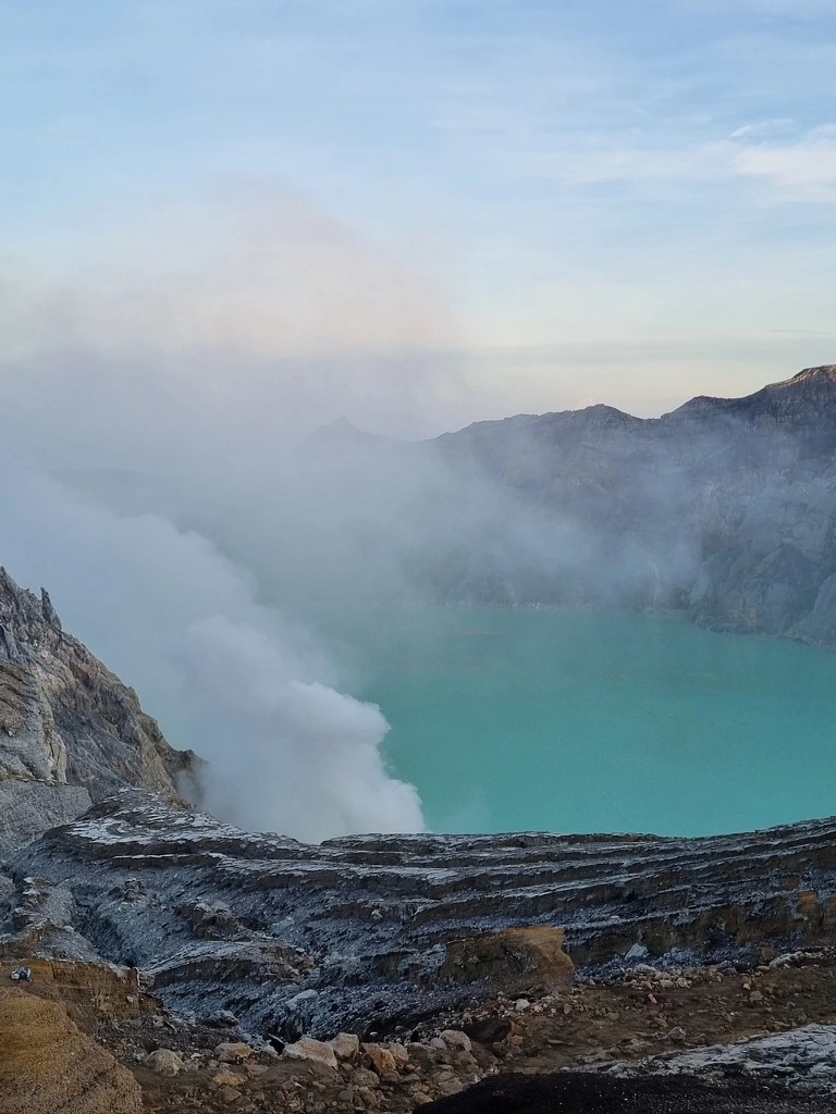 Lac acide Kawah Ijen en train d'émettre de la fumée
