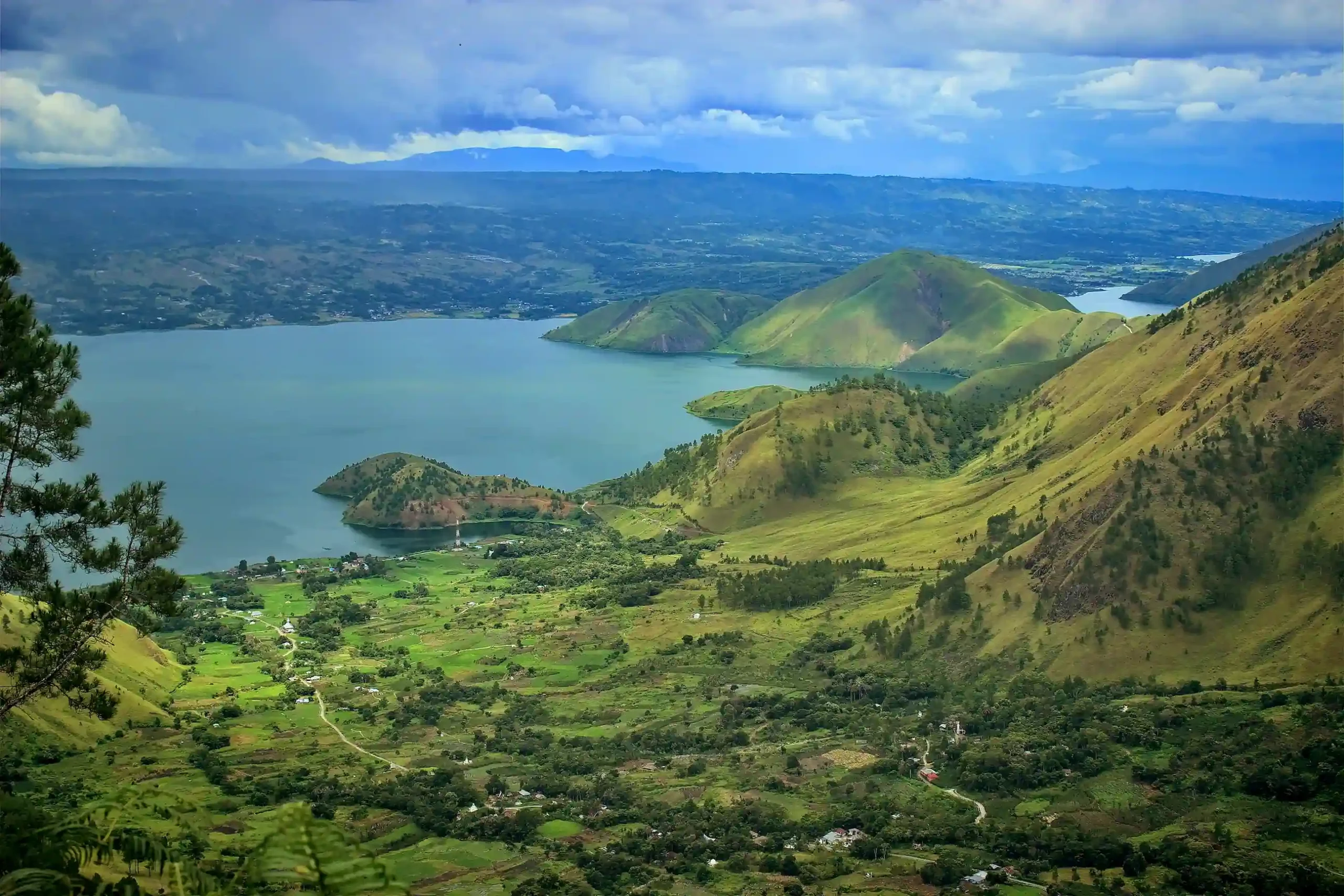 Lac volcanique de Toba à Sumatra en Indonésie au milieu d'une vallée verdoyante