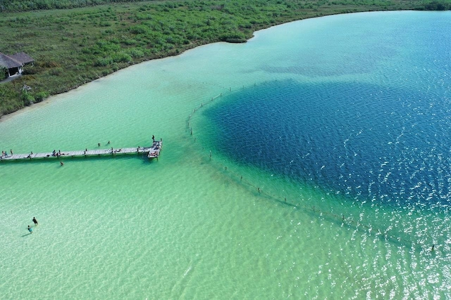 la lagune de Kaan Luum à Tulum avec ses différences de profondeurs visibles du ciel