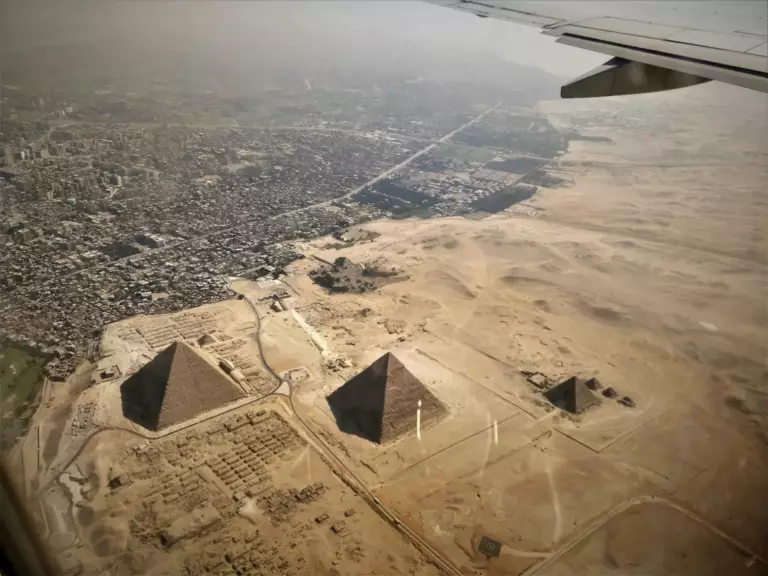 Les pyramides et le caire vue d'en haut