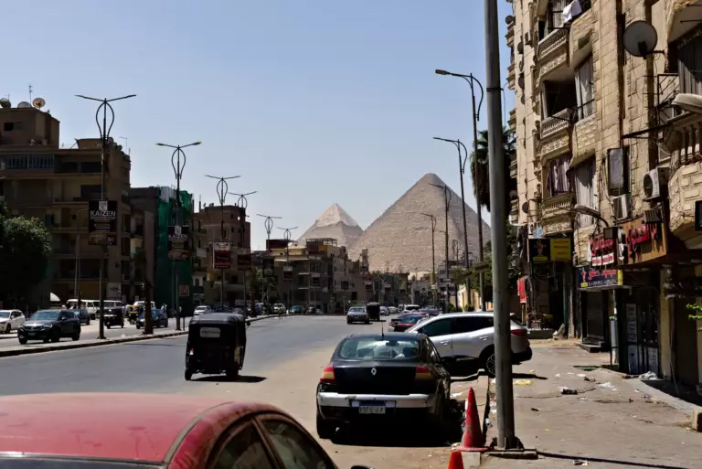 Ville du Caire avec les pyramides en fond, à portée de main