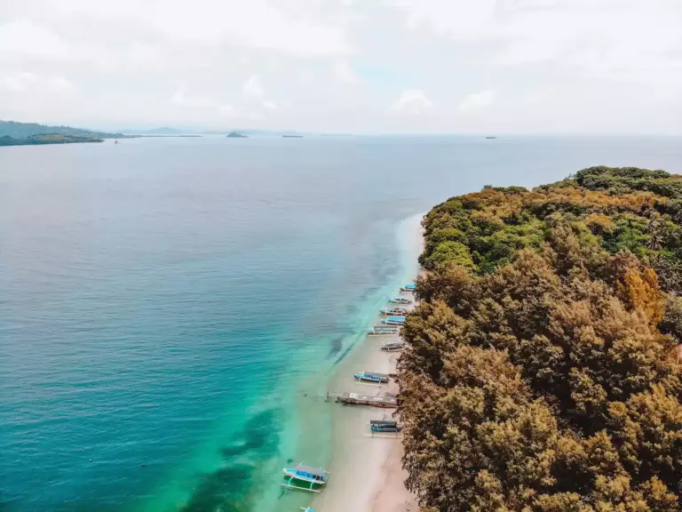 Lombok vue d'en haut plage en indonésie