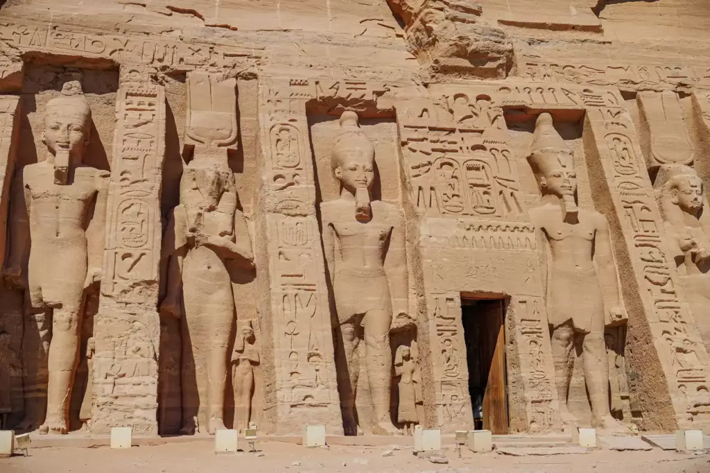 Temple Nefertari avec ses 6 statues sur la façade.