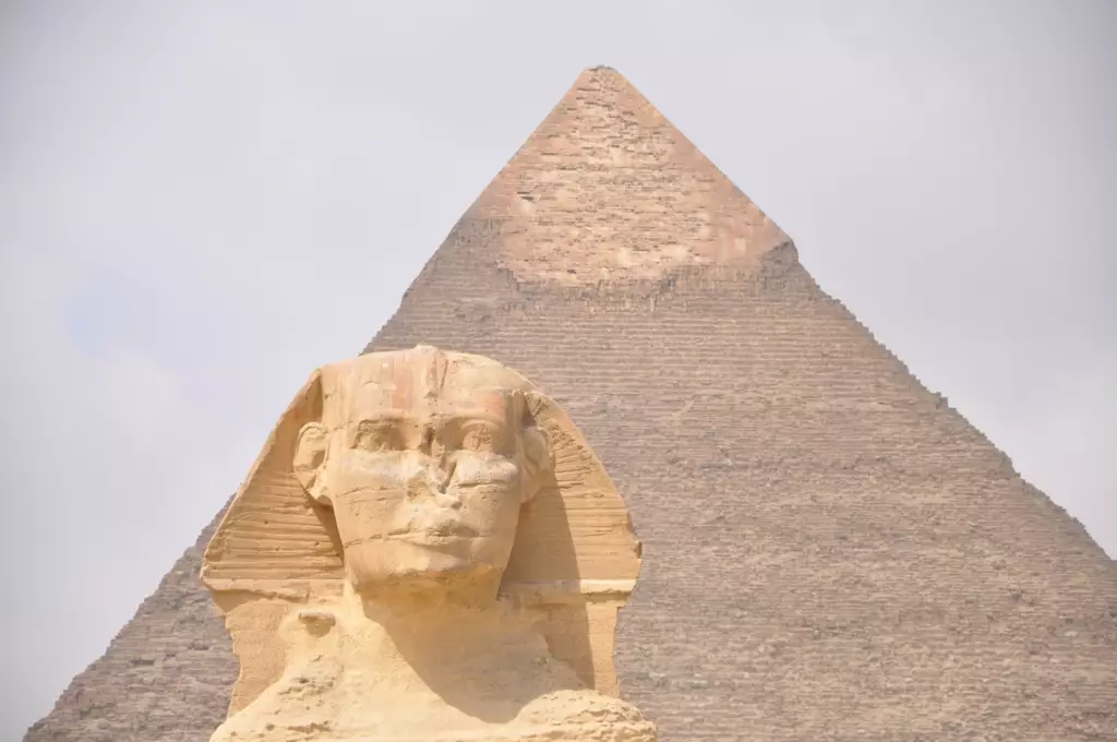 Sphinx devant la pyramide de Kheops
