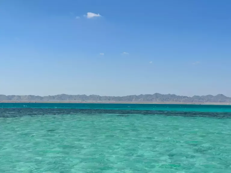 A la Mer Rouge, eau d'un bleu turquoise incroyable avec des reliefs en fond