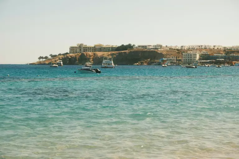 Mer d'une couleur turquoise à Sharm el-Sheikh en Egypte