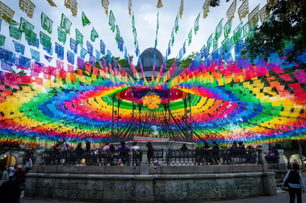 Banderoles de couleurs dans une ville au Mexique