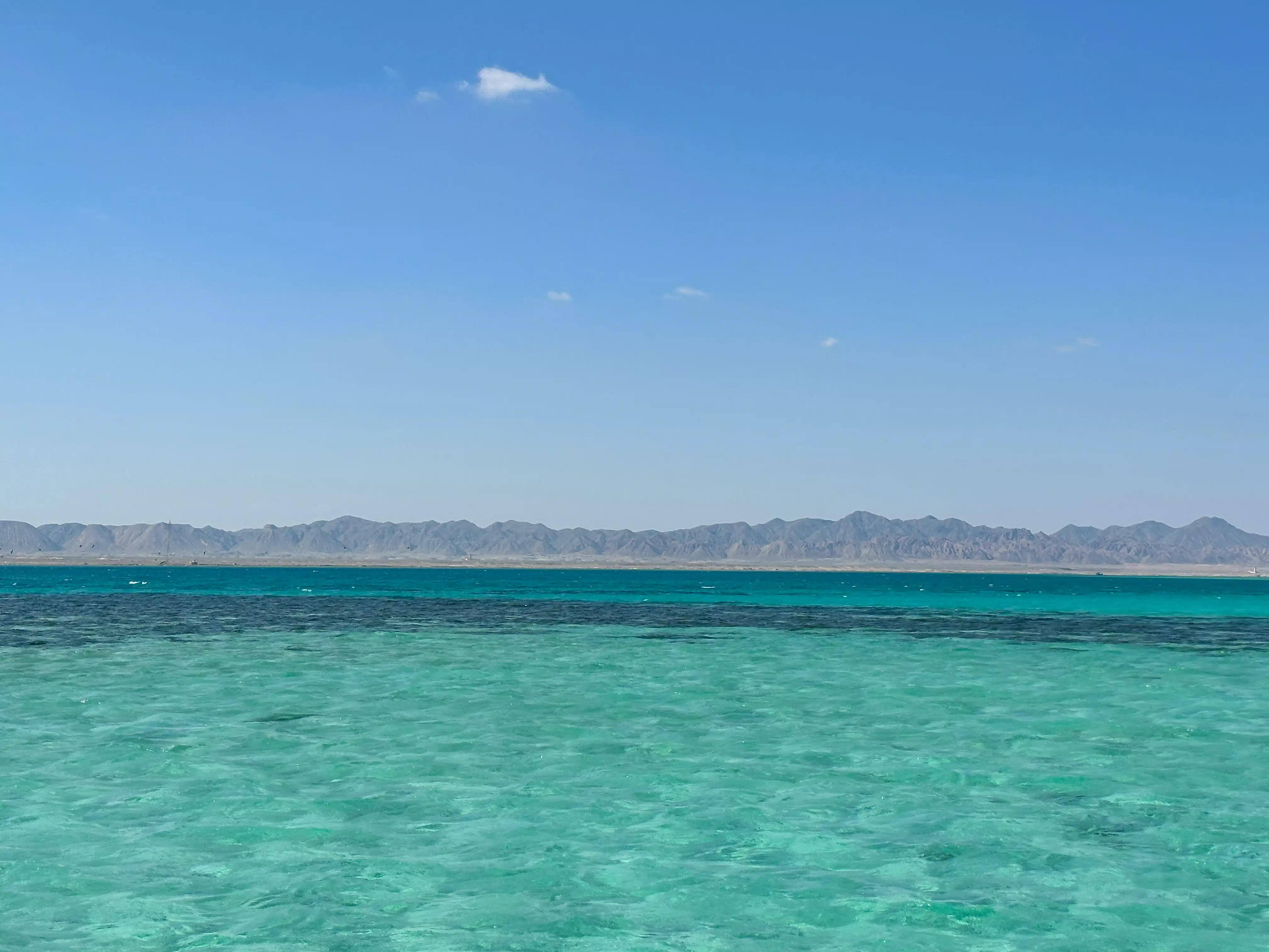 A la Mer Rouge, eau d'un bleu turquoise incroyable avec des reliefs en fond