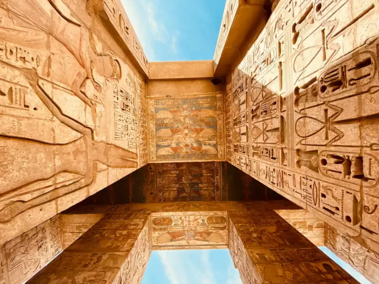 Haut de la porte du temple de Medinet Habou avec toutes les gravures égyptiennes sur les murs