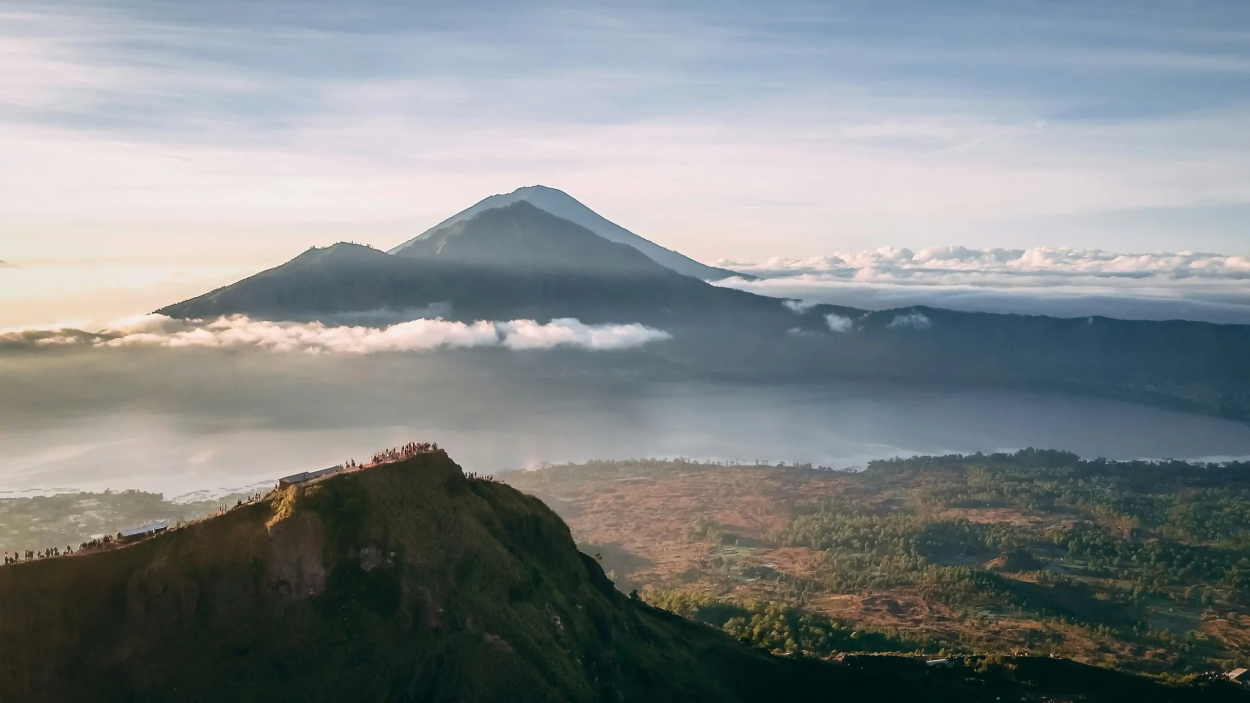 Le Mont Batur, volcan de Bali derrière une mer de nuage