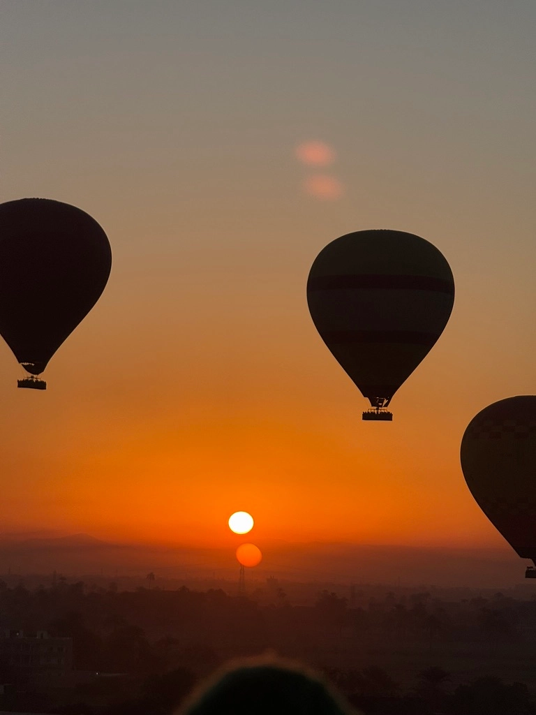 Montgolfieres s'élevant au lever du soleil