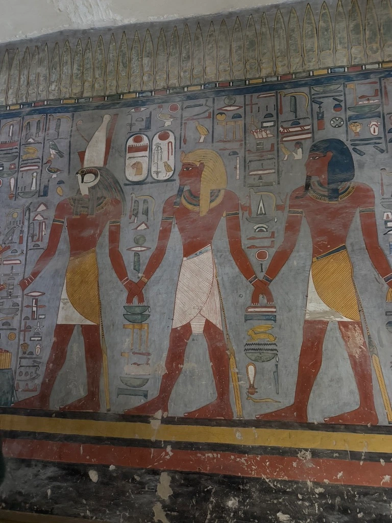 Murs décorés de la Vallée des Rois en Egypte