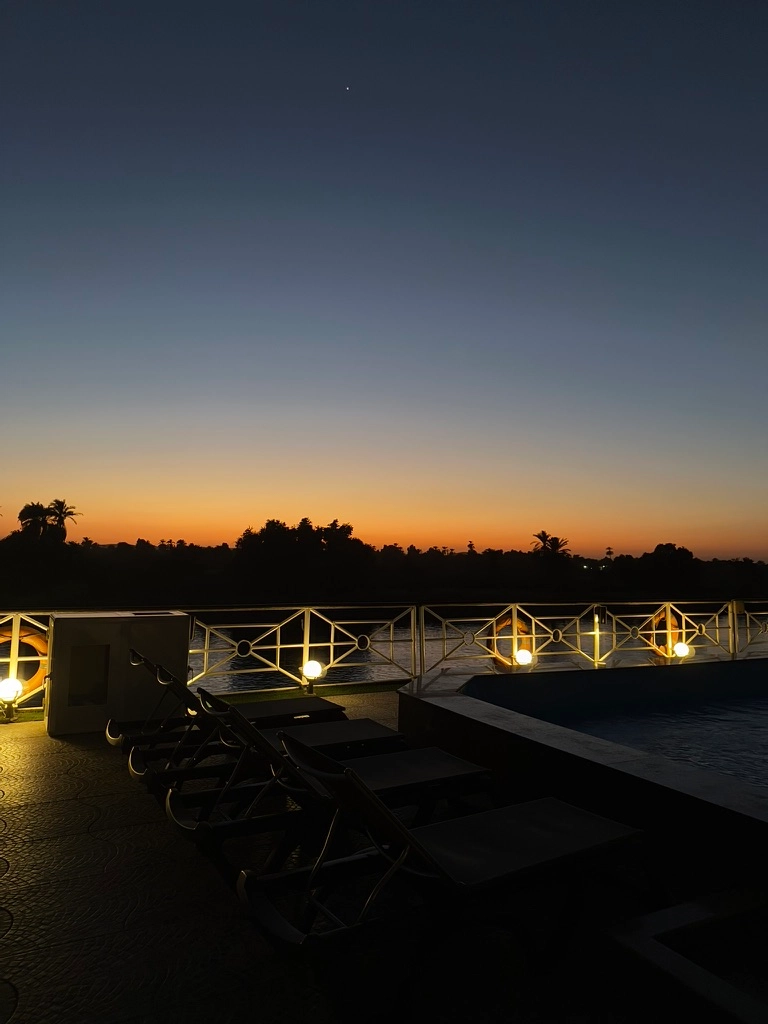 Nuit sur le nil au lever du soleil 