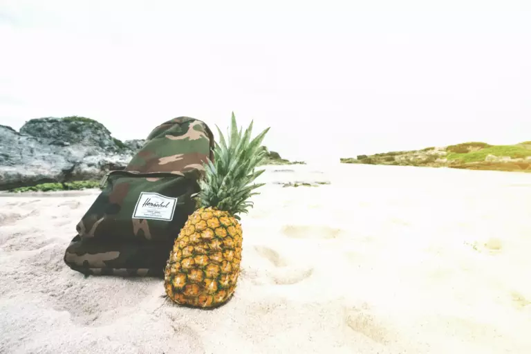 Sac à dos sur une plage