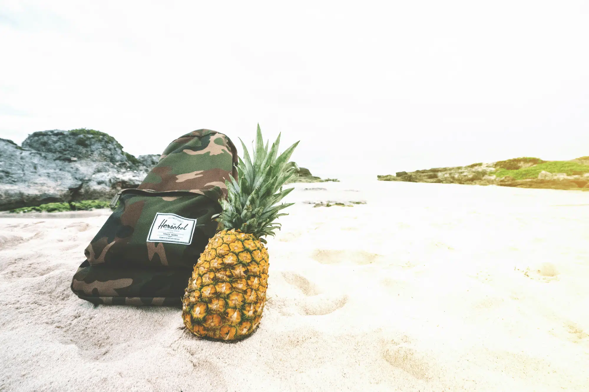Sac à dos sur une plage