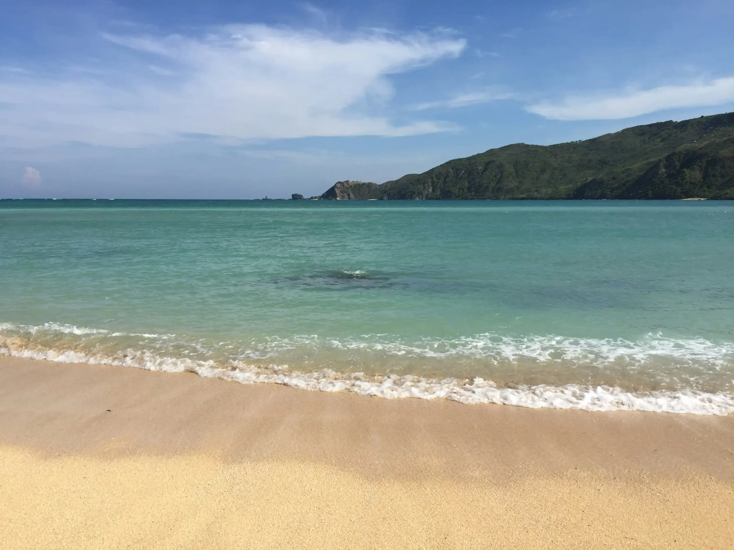 Plage avec une eau transparente et sable blanc