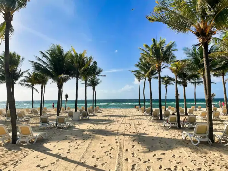 Plage de Playa del Carmen avec des transats