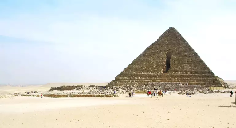 La pyramide de Mykérinos devant le désert