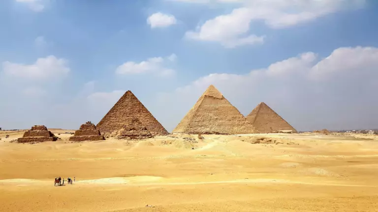 Les pyramides de gizeh alignées vue de loin
