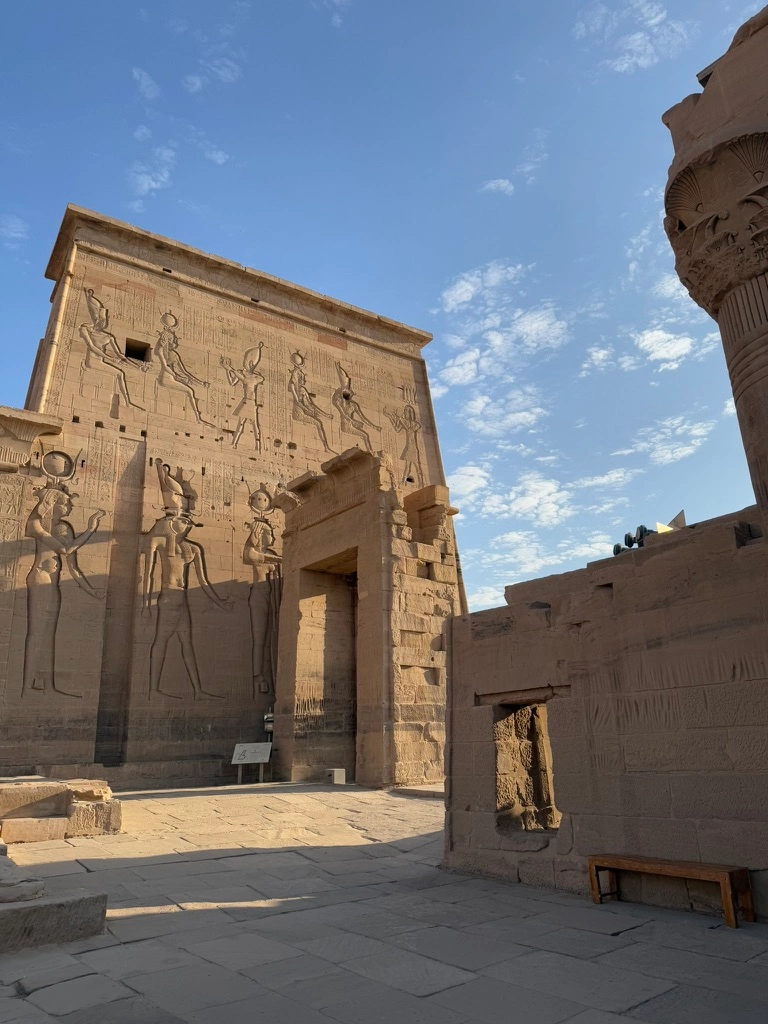 représentation d'Isis sur le temple de Philae Assouan