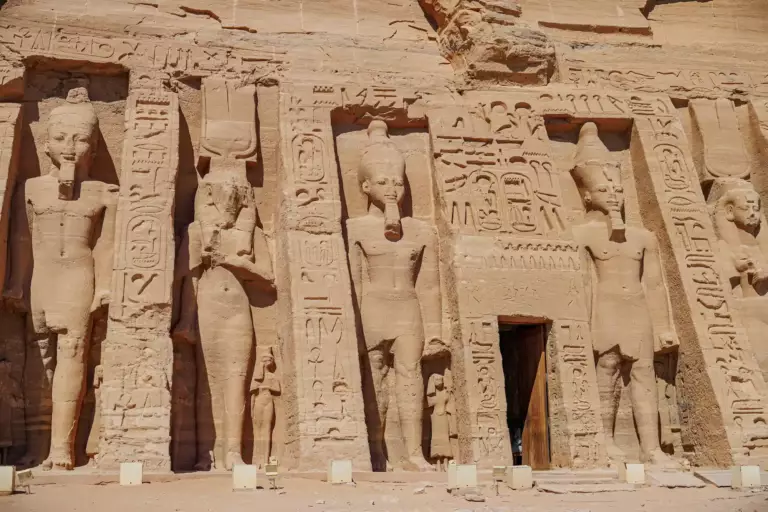 Statues à l'exterieur du temple d'abou simbel
