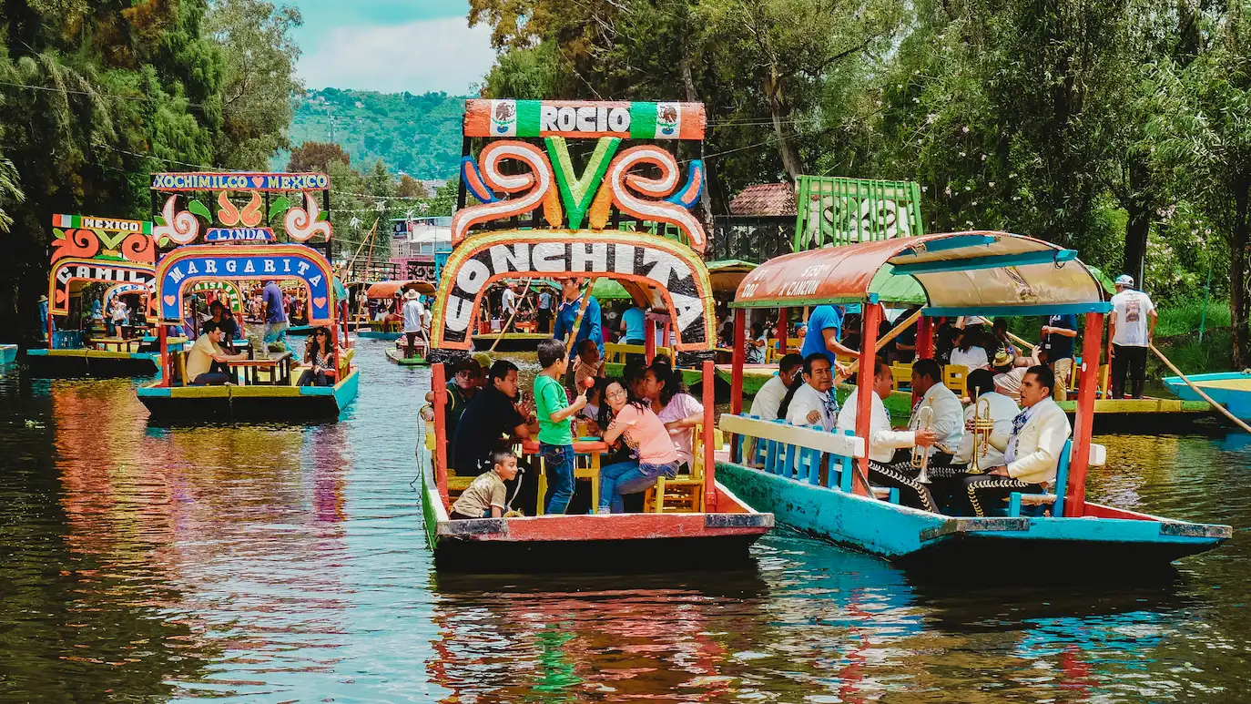 Les barques de Xochimilco sur le canal à Mexico