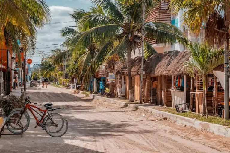 Route de sable au milieu de l'ile d'Holbox