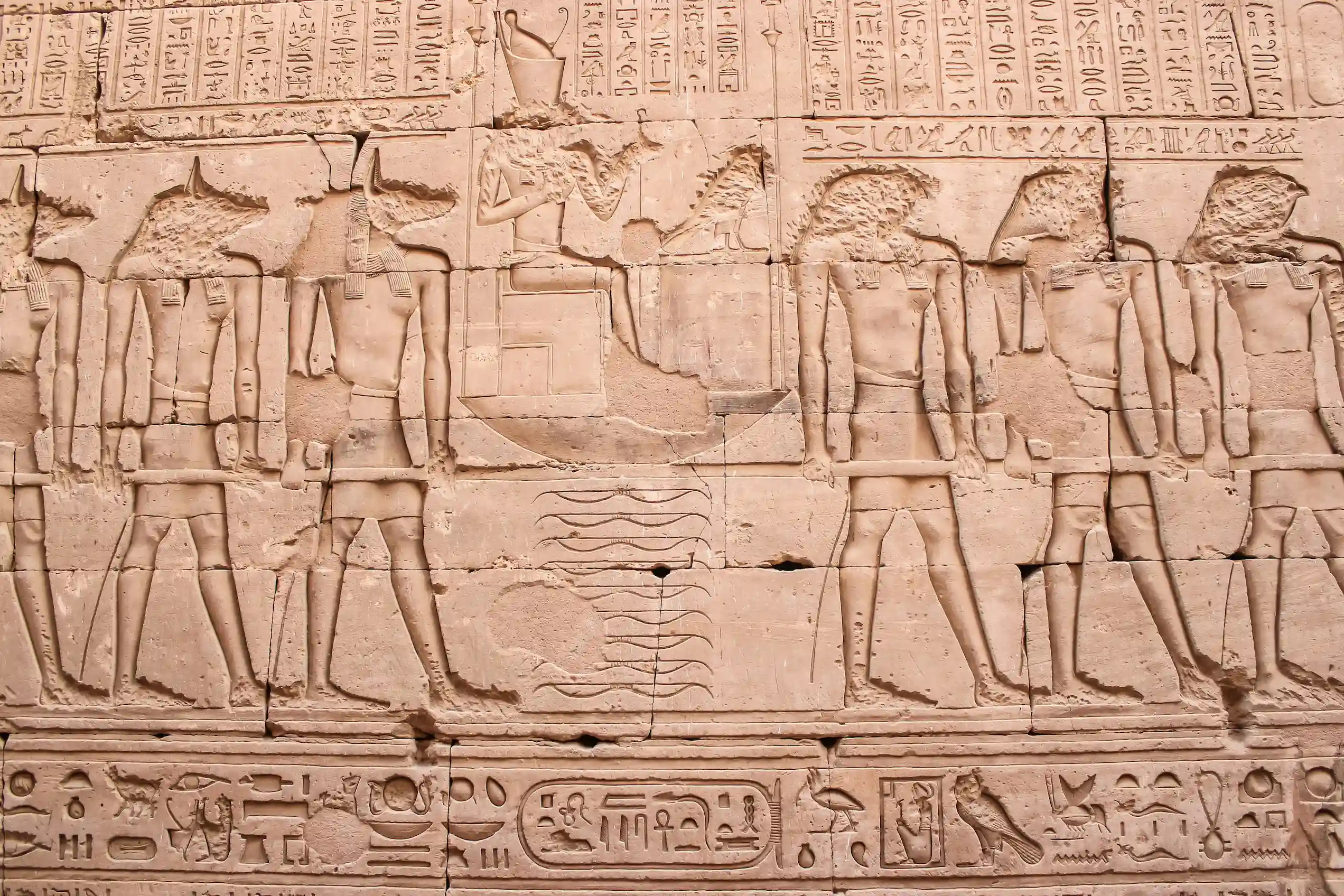 Mur entièrement recouvert de gravures immenses